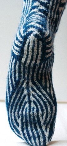 saddle on heel of arch shaped knitted stocking