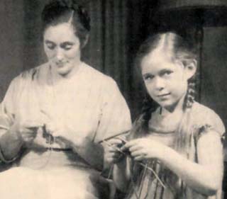 elizabeth zimmermann and young Meg Swansen knitting, Meg in braids